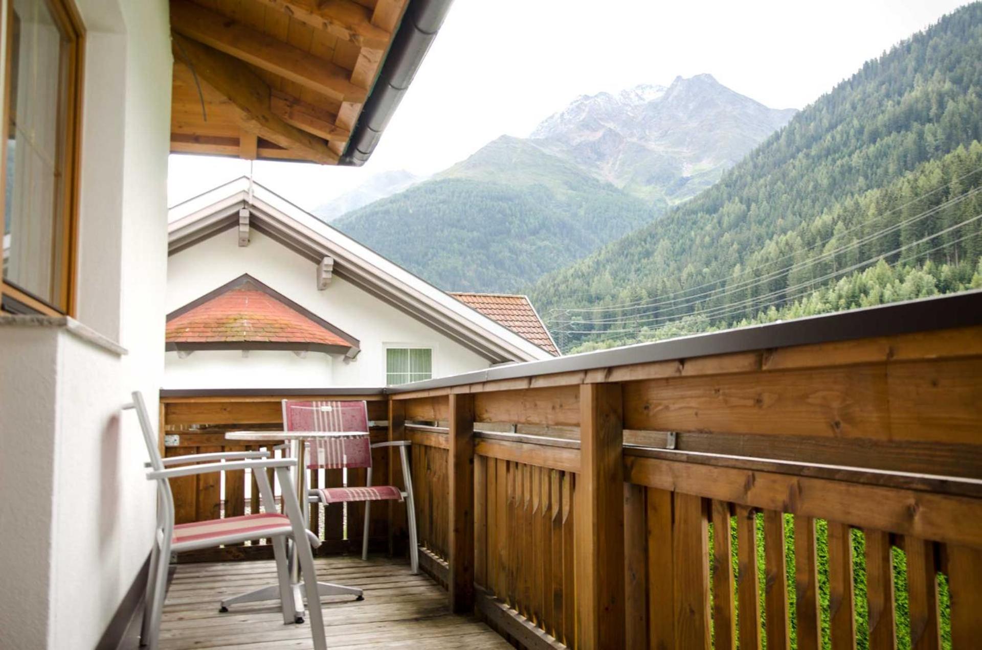 Haus Alpin Apartments Pettneu am Arlberg Eksteriør bilde